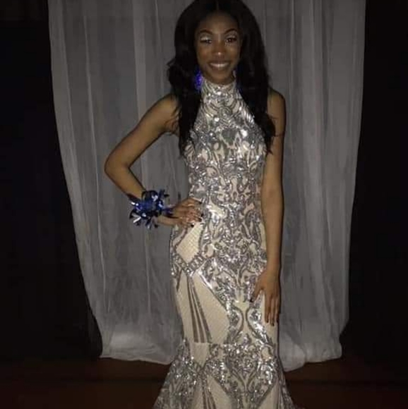 AVA PRESLEY PROM DRESS - Picture 1 of 4